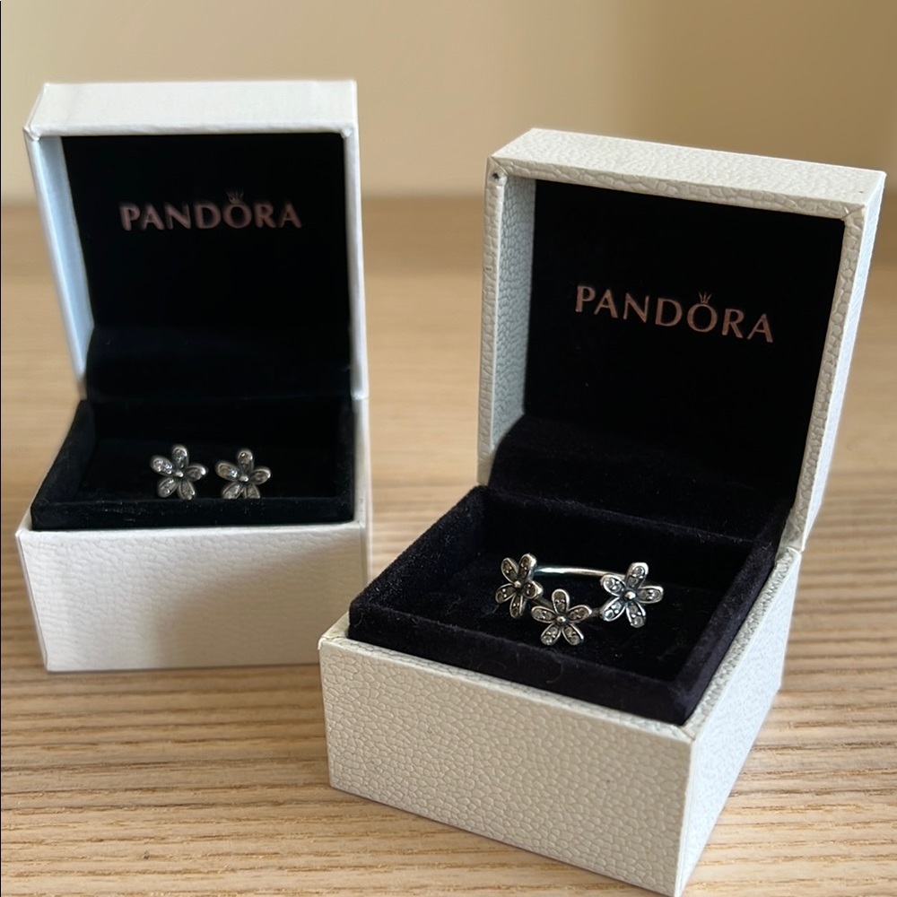 PANDORA Set: Floral Ring + Earrings Set